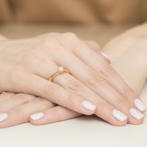 Zaręczynowy pierścionek z Diamentem 0,08ct i sercem w oprawie ze złota próby 585. W-0475